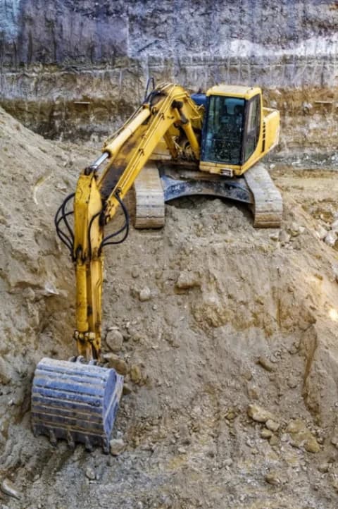 How Real-Time Asset Tracking Cuts Costly Downtime in Construction